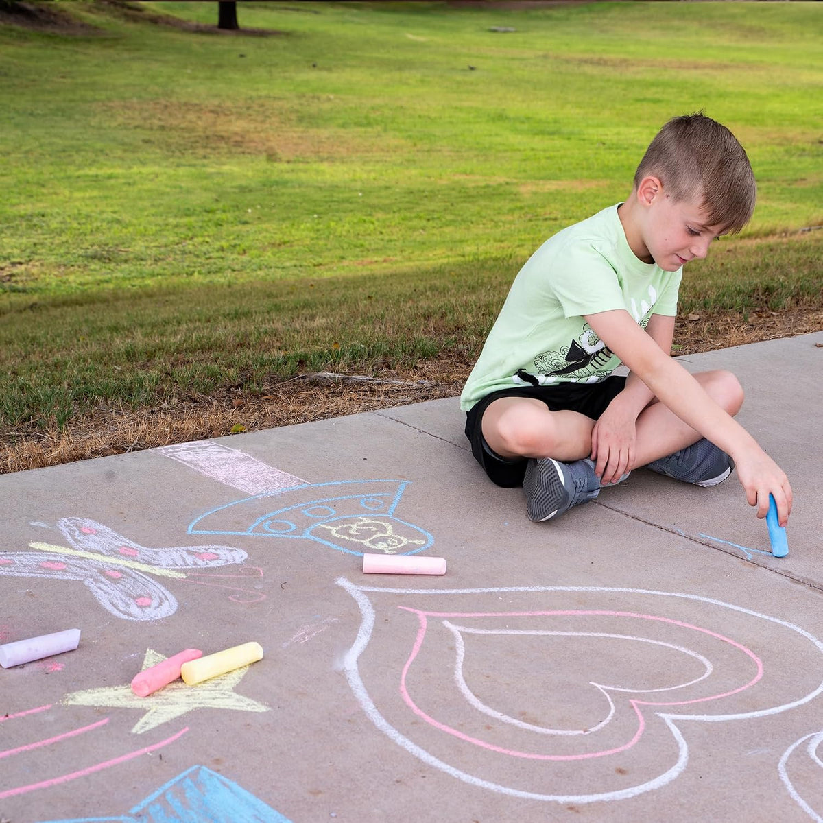 JOYIN 160 PCS Sidewalk Chalks Set-16 Colors Non-Toxic Washable Jumbo Chalk for Outdoor Art Play, Painting on Chalkboard, Blackboard and Playground